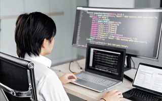 梁山 ,php声明和调用变量的符号是什么？